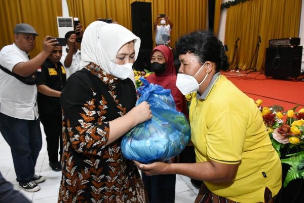 Sambut Perayaan Natal Pemprov Sumut,Nawal Lubis Berbagi dengan Jemaat GKPB MDC Pemantangsiantar